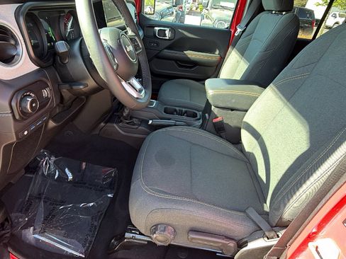 Used 2025 Jeep Wrangler Unlimited Sahara w/ Safety Group AWD/4WD image 16