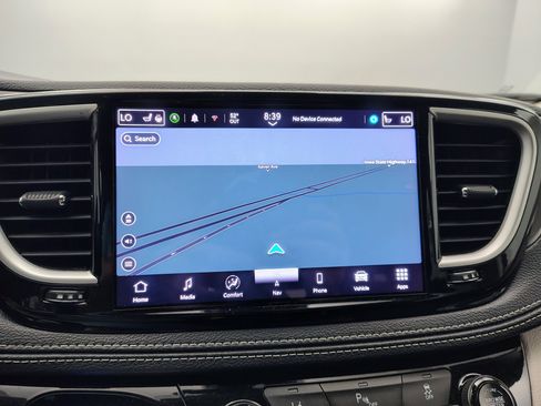 Used 2024 Chrysler Pacifica Limited FWD image 3