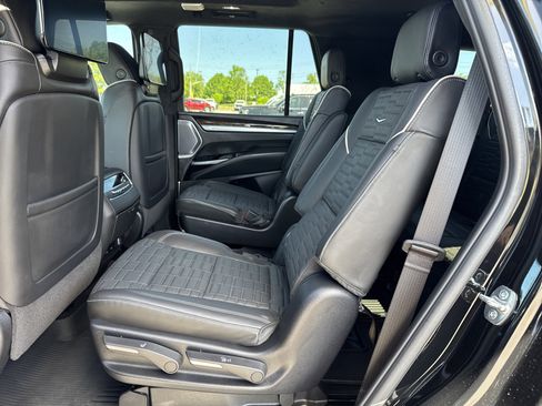 Used 2025 Cadillac Escalade Sport Platinum w/ LPO, ONYX Package image 33