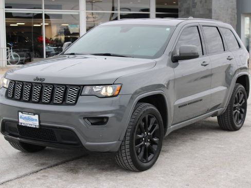 Used 2022 Jeep Grand Cherokee Laredo X image 1