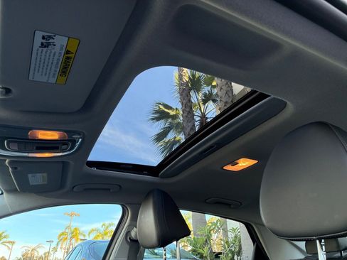 Used 2025 Hyundai Elantra Limited image 30