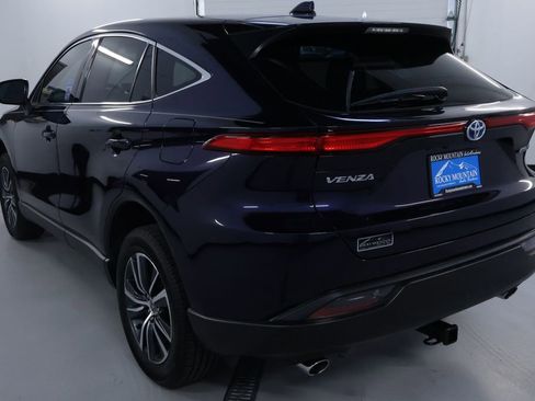 Used 2022 Toyota Venza LE image 5