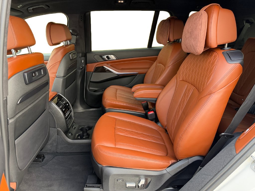 Used 2020 BMW X7 M50i w/ Dynamic Handling Package AWD/4WD image 19