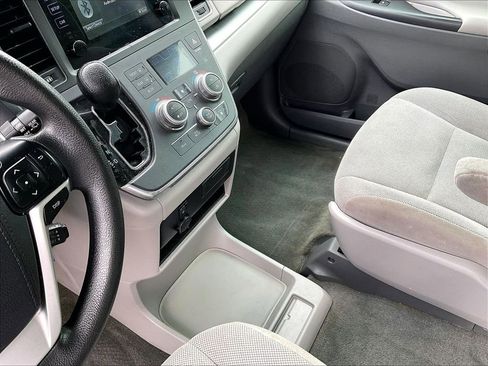 Used 2017 Toyota Sienna L FWD image 21