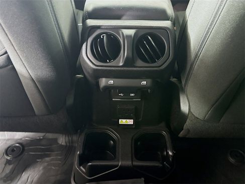 Used 2018 Jeep Wrangler Unlimited Sahara image 22