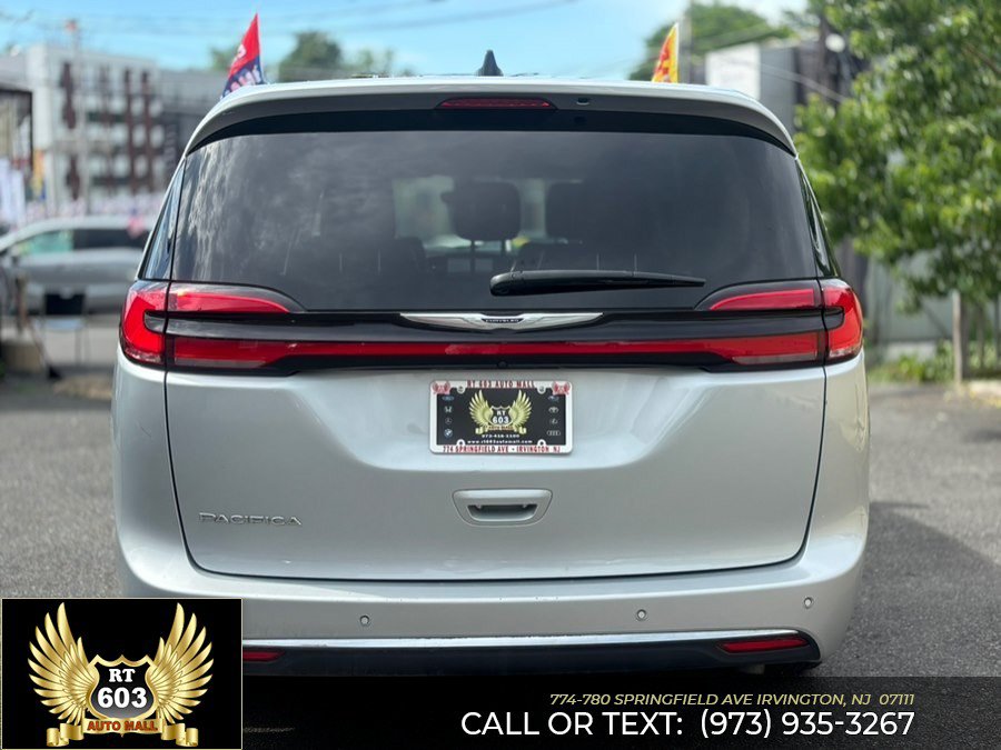 Used 2024 Chrysler Pacifica Touring-L FWD image 5