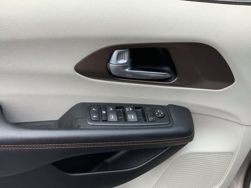 Used 2017 Chrysler Pacifica Touring-L FWD image 11