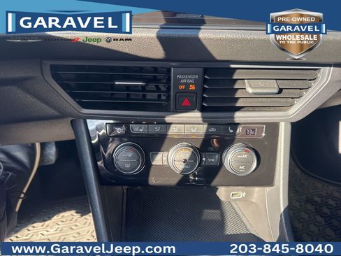 Used 2019 Volkswagen Jetta SE w/ Cold Weather Package image 8