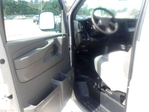 Used 2007 Chevrolet Express 2500 Passenger w/ Power and Light Package RWD image 18