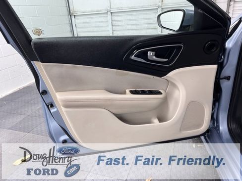 Used 2015 Chrysler 200 Limited image 26