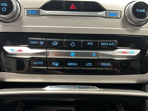 Used 2022 Ford Explorer XLT w/ Equipment Group 202A AWD/4WD image 18