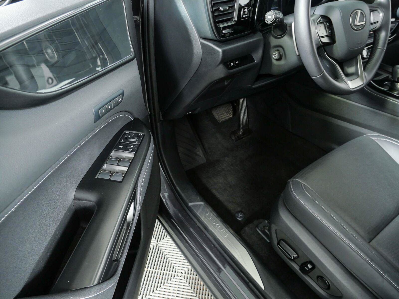 Used 2023 Lexus NX 350 AWD image 9
