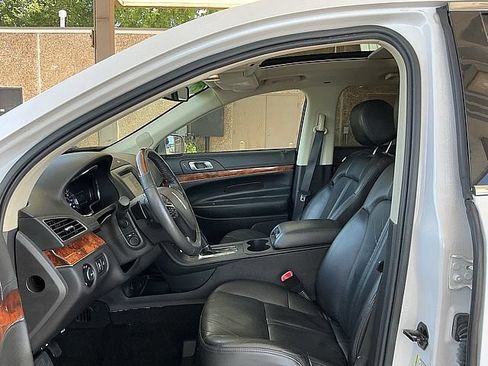 Used 2019 Lincoln MKT AWD image 17