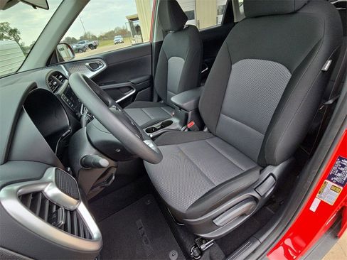 Used 2025 Kia Soul LX w/ LX Technology Package image 14