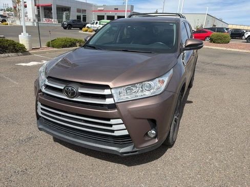 Used 2018 Toyota Highlander Plus FWD image 5
