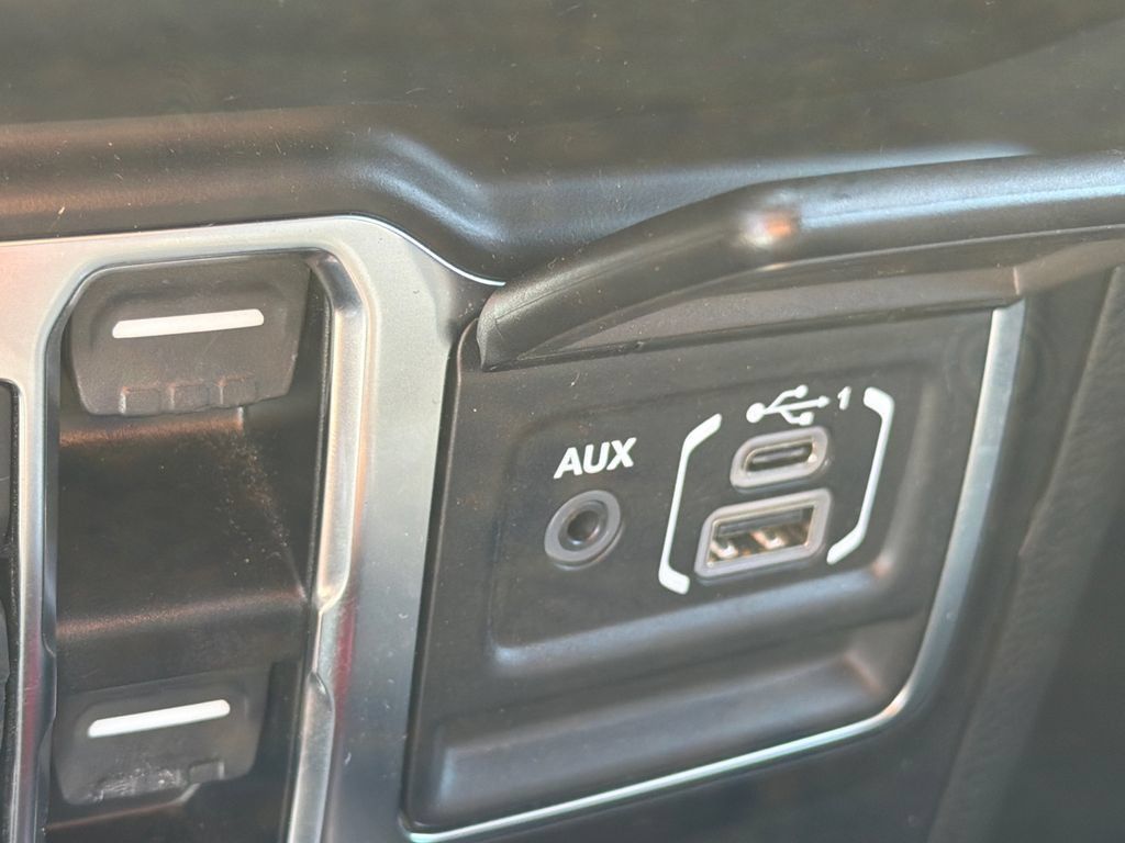 Used 2022 Jeep Wrangler Unlimited Sahara AWD/4WD image 29