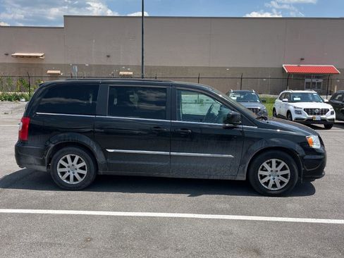 Used 2016 Chrysler Town & Country Touring FWD image 13