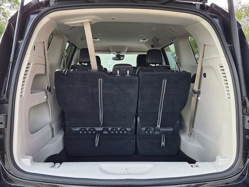 Used 2022 Chrysler Pacifica Touring-L image 13