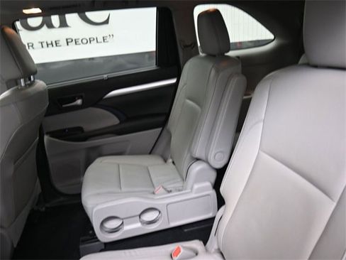 Used 2018 Toyota Highlander XLE image 20