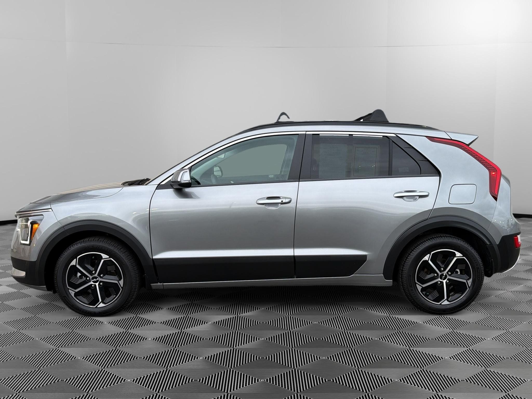 Certified 2024 Kia Niro EX FWD image 8