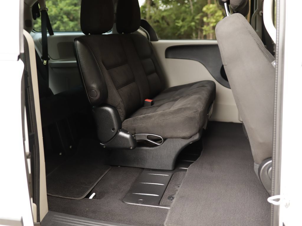 Used 2016 Dodge Grand Caravan American Value Package FWD image 25