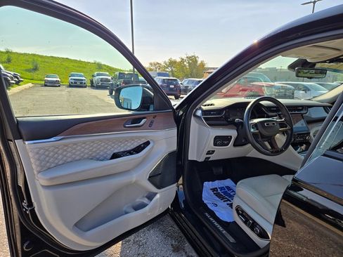 Used 2022 Jeep Grand Cherokee Summit w/ Advanced Protech Group IV AWD/4WD image 13