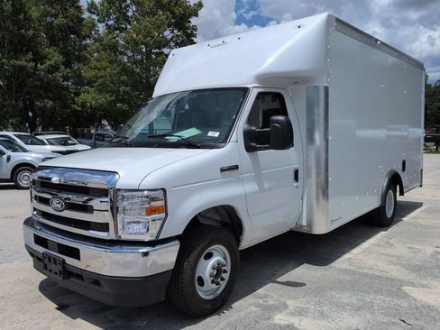 New 2027 Ford E-350 and Econoline 350 Super Duty w/ Power Equipment Group RWD image 7