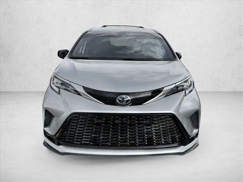 Used 2022 Toyota Sienna XSE w/ XSE Plus Package FWD image 2
