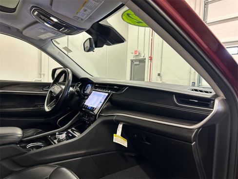 Used 2022 Jeep Grand Cherokee Limited image 37