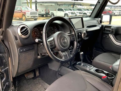 Used 2017 Jeep Wrangler Unlimited Rubicon w/ Connectivity Group image 18