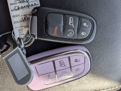 Used 2019 Jeep Cherokee Limited AWD/4WD image 32
