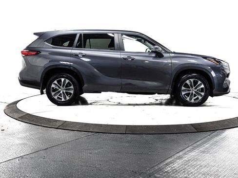 Certified 2023 Toyota Highlander XLE image 14