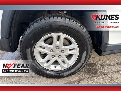 Used 2024 Jeep Grand Cherokee Laredo AWD/4WD image 14