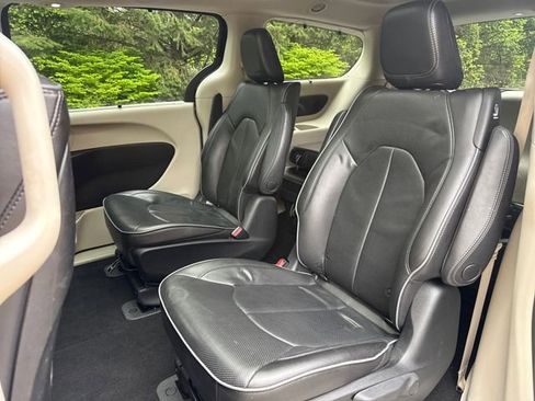 Used 2018 Chrysler Pacifica Limited w/ Advanced Safetytec Group FWD image 26