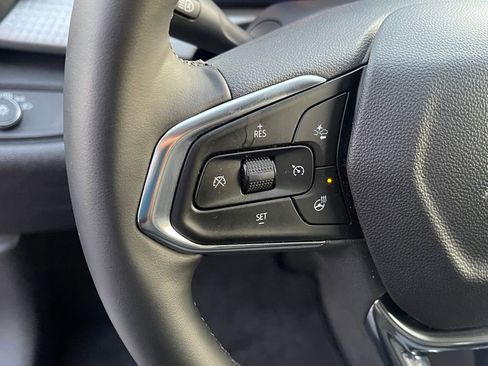 Used 2025 Chevrolet Trax LT w/ LT Convenience Package image 19