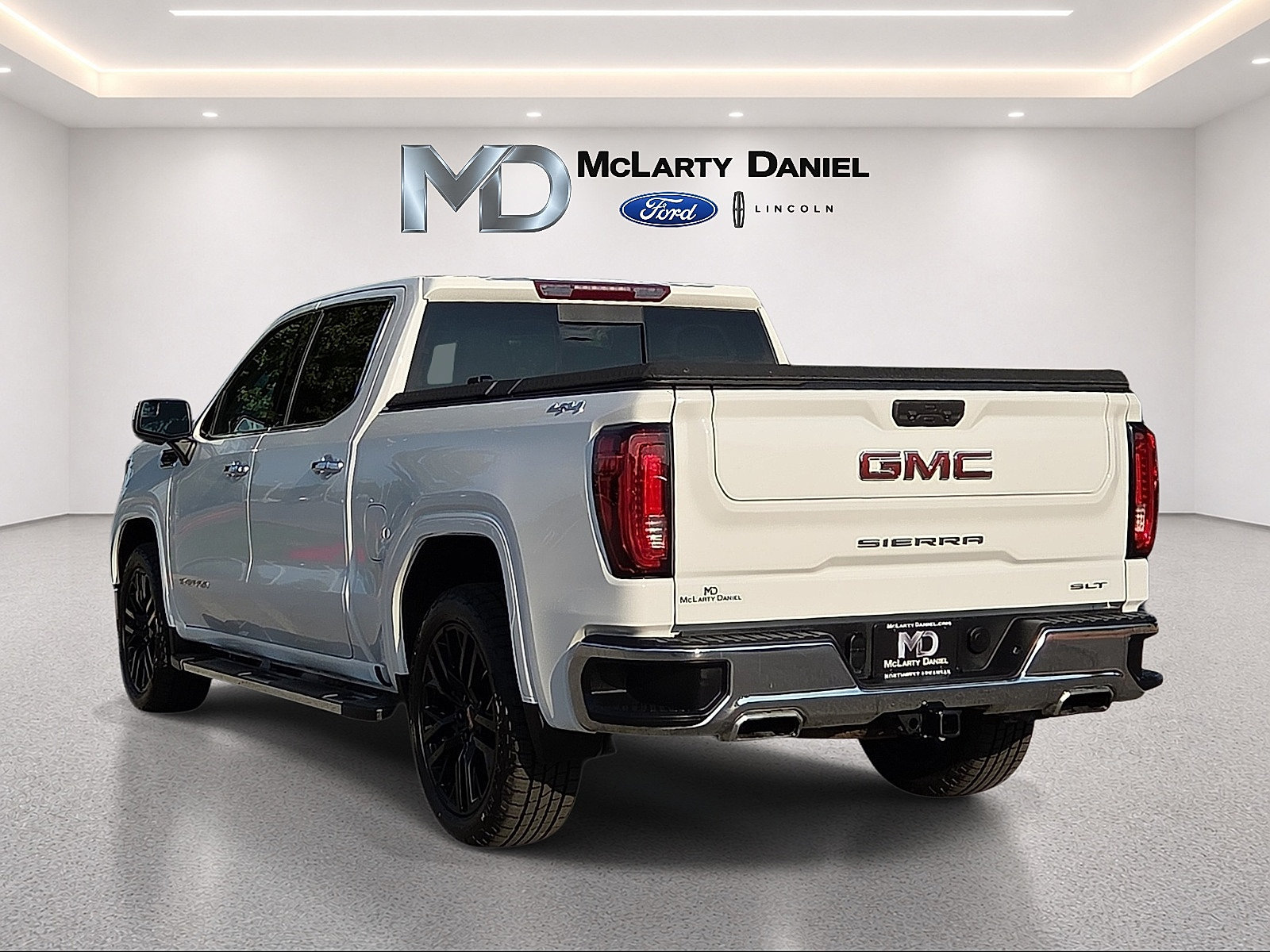Used 2024 GMC Sierra 1500 SLT w/ SLT Premium Package AWD/4WD image 4