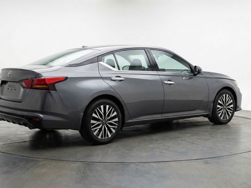 Used 2025 Nissan Altima 2.5 SV FWD image 9