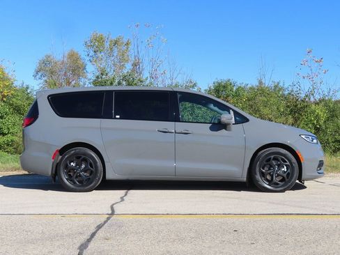 Used 2022 Chrysler Pacifica Limited w/ S Appearance Package image 2