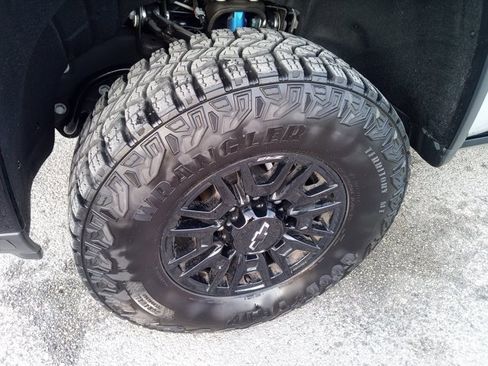 Used 2025 Chevrolet Silverado 2500 ZR2 w/ Technology Package image 10