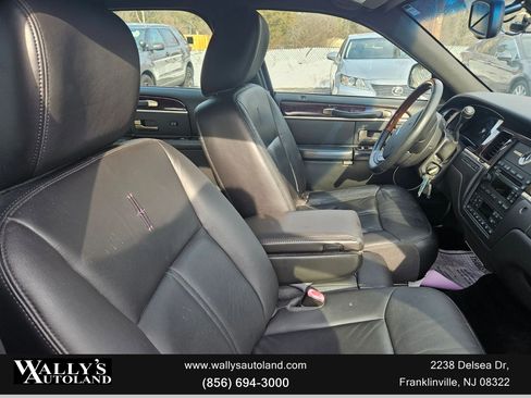 Used 2011 Lincoln Town Car Signature L image 31