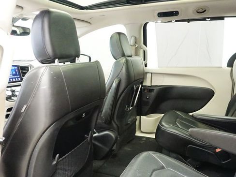 Certified 2018 Chrysler Pacifica Limited image 16