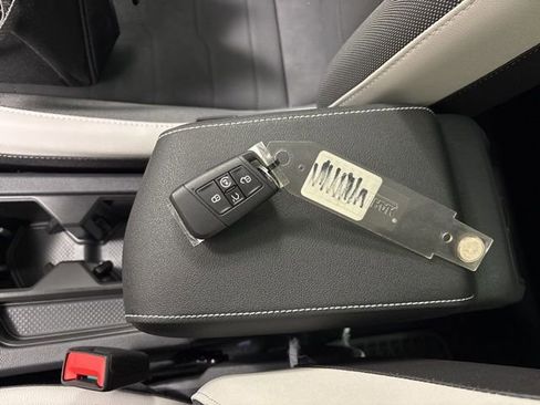 New 2025 Volkswagen Taos SE image 15