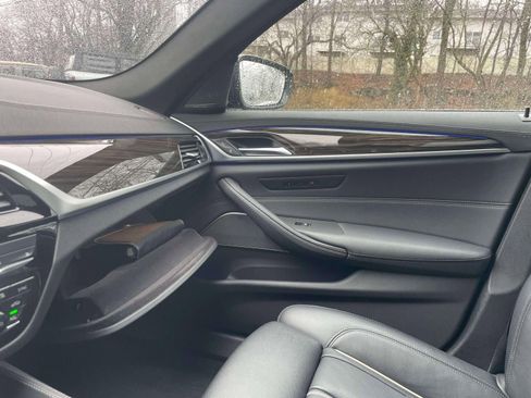 Used 2023 BMW M550i xDrive w/ Executive Package image 33