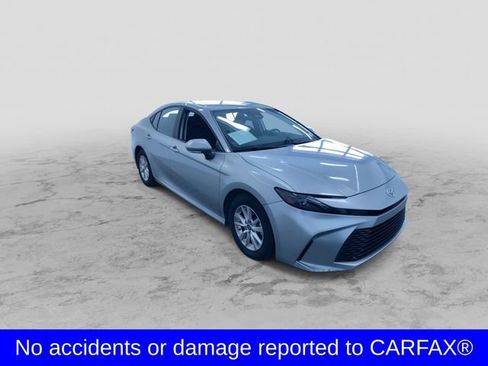 Used 2025 Toyota Camry LE image 3
