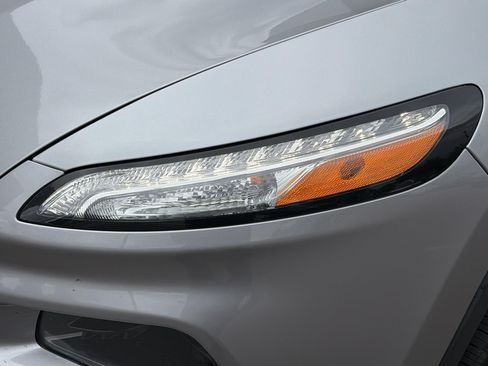 Used 2017 Jeep Cherokee Limited AWD/4WD image 9