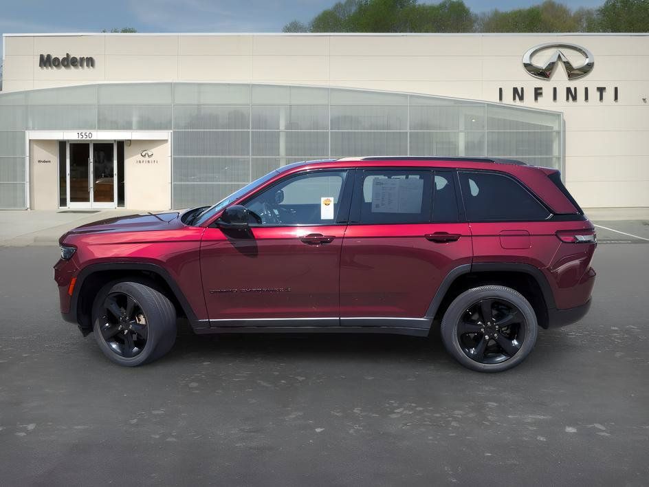 Used 2023 Jeep Grand Cherokee Altitude RWD image 6