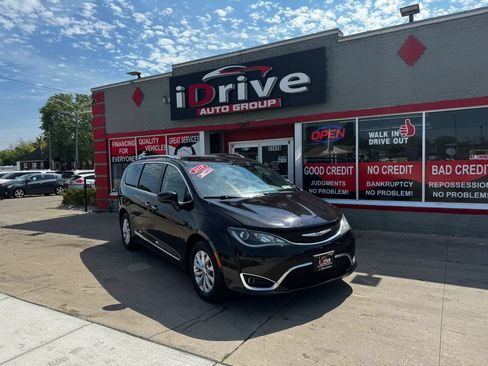 Used 2018 Chrysler Pacifica Touring-L FWD image 1