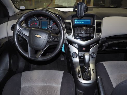 Used 2015 Chevrolet Cruze LS image 9