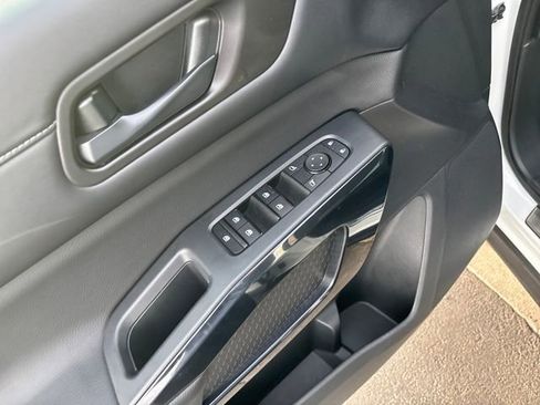 Used 2024 Nissan Pathfinder SV w/ SV Premium Package image 11