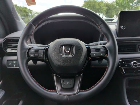 Used 2025 Honda Pilot TrailSport image 22